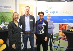Monique van Vliet (links), Leo Stoker en Margriet van Woerden (rechts) van de biologische AGF-handel Qcape stonden onder andere met hun biologische pompoenen uit Zuid-Afrika op de beurs.
